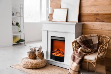 Şömine rafı, odun ve çerçeveli modern oturma odasının içi.