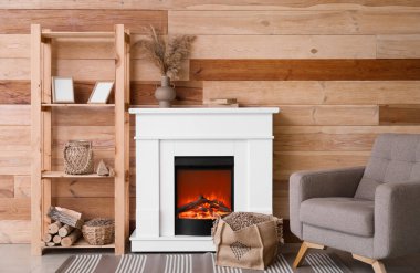 İçinde şömine rafı, odun ve raf ünitesi olan modern oturma odası.