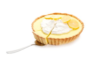 Beyaz arka planda lezzetli limonlu turta.