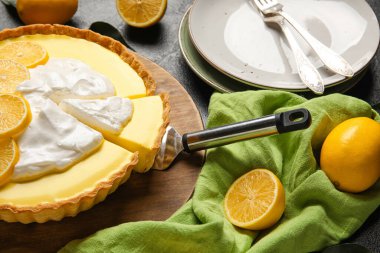 Lezzetli fırında limonlu turta ve taze meyveli tahta masa, yakın plan.