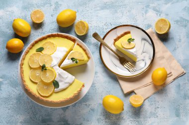 Tabak ve mavi arka planda lezzetli limonlu turta