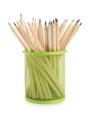 Beyaz arkaplanda izole edilmiş renkli kalemlere sahip tutucu