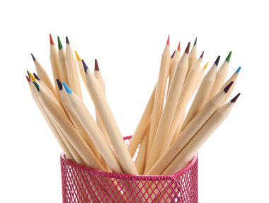 Beyaz arkaplanda izole edilmiş renkli kalemlere sahip tutucu