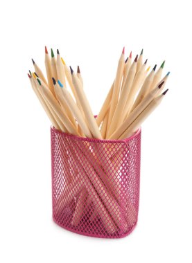 Beyaz arkaplanda izole edilmiş renkli kalemlere sahip tutucu