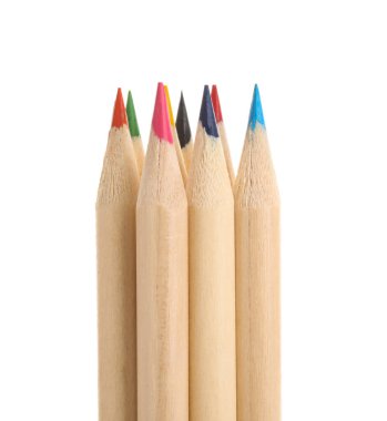 Beyaz arkaplanda izole edilmiş renkli kalemler, yakın plan