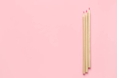 pembe arka planda renkli kalemler