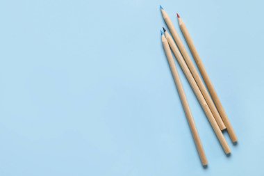 Mavi arkaplanda renkli kalemler