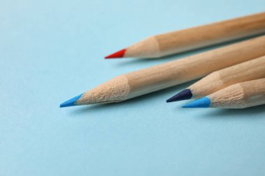 Mavi arkaplanda renkli kalemler