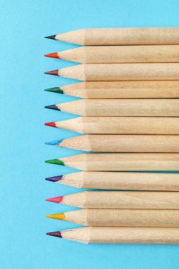 Mavi arkaplanda renkli kalemler