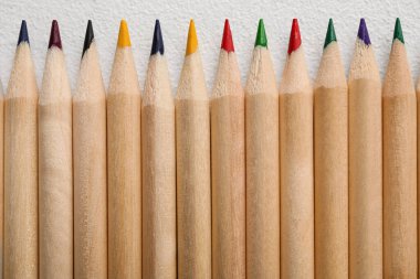 ışık arka plan üzerinde renkli kalemler