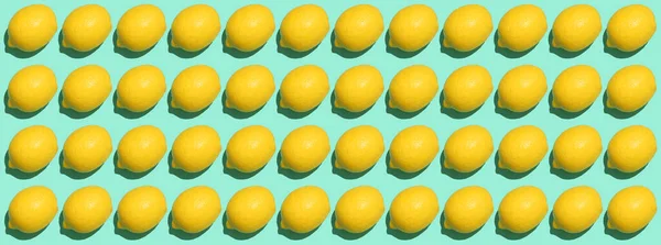 Turkuaz arka planda bir sürü olgun limon. Tasarım için doku