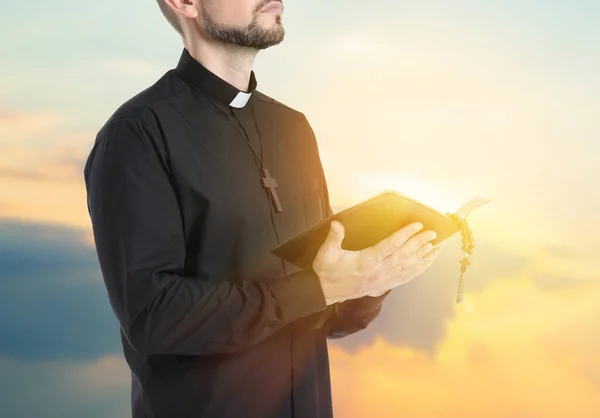 Priester Mit Der Heiligen Bibel Beim Gebet Freien — Stockfoto