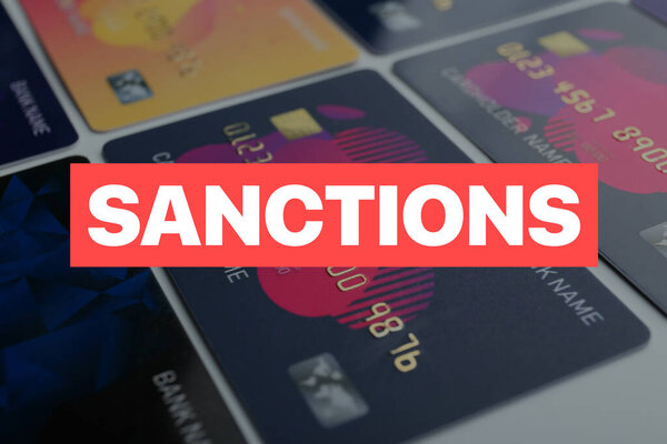 Много кредитных карт и слово SANCTIONS, крупным планом