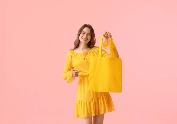 Όμορφη Νεαρή Γυναίκα Δείχνει Την Κίτρινη Οικολογική Τσάντα Ροζ Φόντο — Φωτογραφία Αρχείου