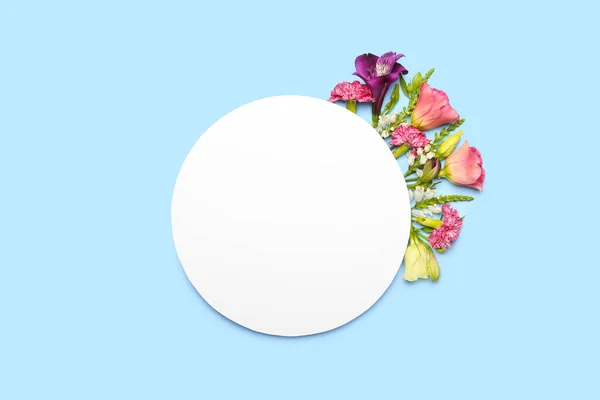 Composición Con Tarjeta Blanco Flores Sobre Fondo Azul — Foto de Stock