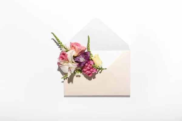 Samenstelling Met Envelop Verschillende Bloemen Witte Achtergrond — Stockfoto