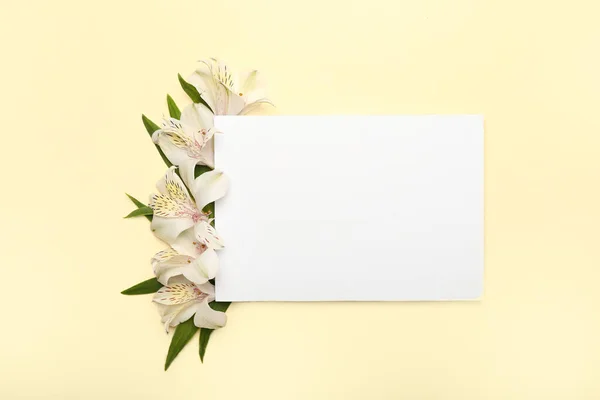 Composição Com Folha Papel Branco Flores Alstroemeria Sobre Fundo Cor — Fotografia de Stock