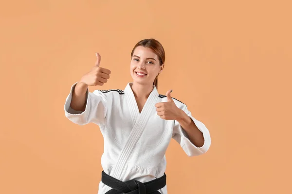 Instruktorka Karate Pokazująca Kciuk Góry Tle Koloru — Zdjęcie stockowe