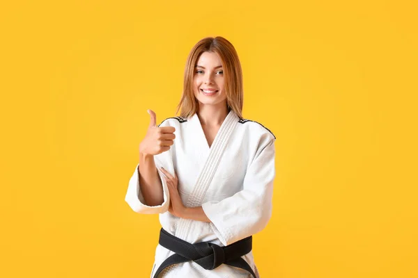 Karate Trainerin Zeigt Daumen Nach Oben Auf Farbigem Hintergrund — Stockfoto