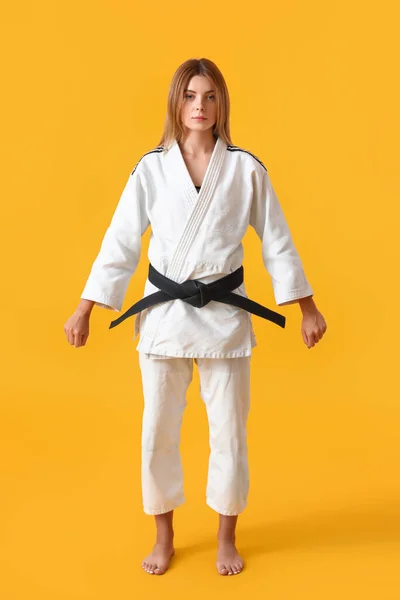 Weibliche Karate Instruktorin Auf Farbigem Hintergrund — Stockfoto