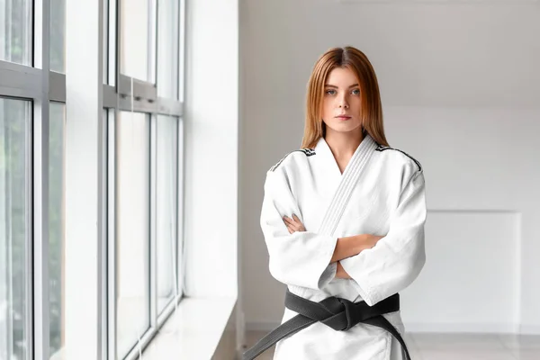 Genç Kadın Karate Salonunda Pratik — Stok fotoğraf