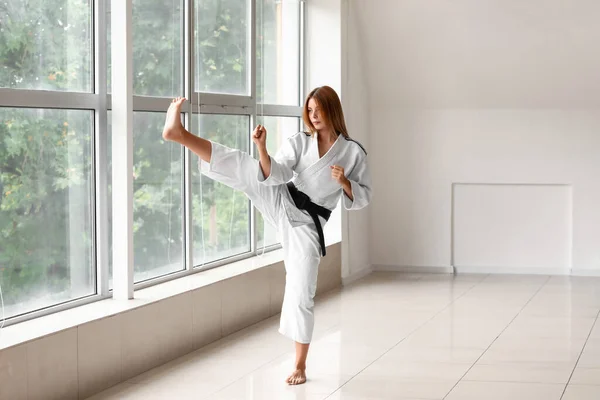 Junge Frau Praktiziert Karate Fitnessstudio — Stockfoto