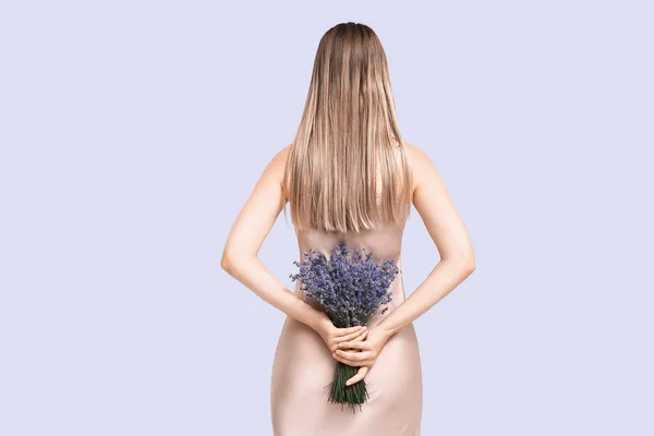 Mulher Bonita Com Buquê Lavanda Fundo Claro Vista Para Trás — Fotografia de Stock