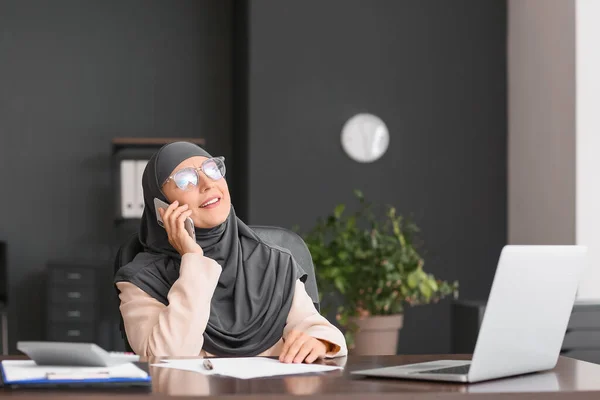 Muslim Secretary Talking Phone Office — Stockfoto
