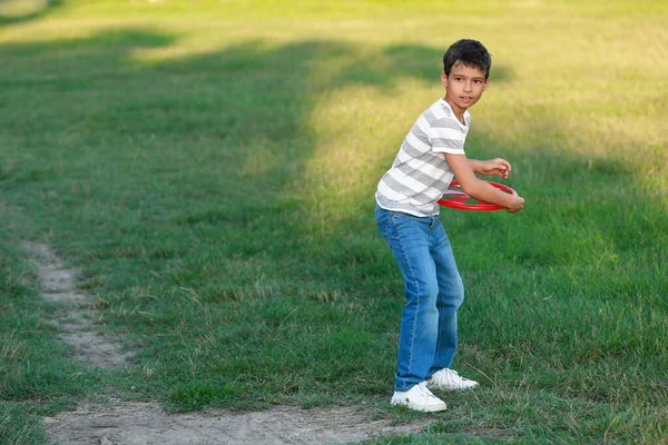 Dışarıda Frizbi Oynayan Şirin Bir Çocuk — Stok fotoğraf