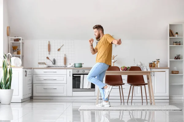 Kul Ung Mann Danser Hjemme – stockfoto