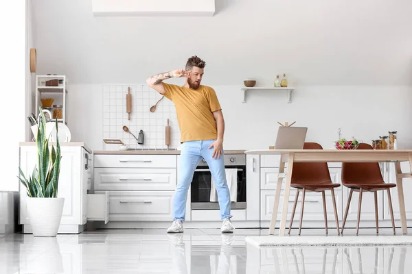 Kul Ung Mann Med Bærbar Datamaskin Som Lærer Danse Hjemme – stockfoto