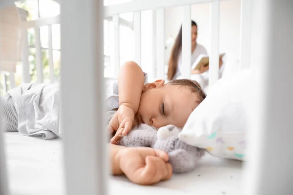 Adorable Bebé Con Juguete Durmiendo Cuna Primer Plano — Foto de Stock