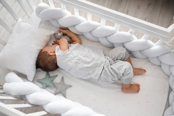 自宅でベビーベッドで眠っている愛らしい小さな赤ちゃん — ストック写真