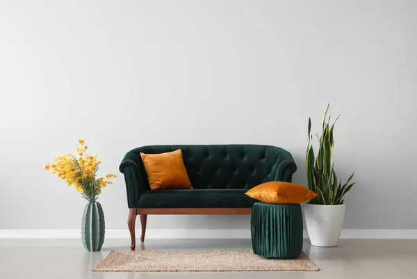 Grünes Sofa Hocker Vase Mit Blumen Und Zimmerpflanze Der Nähe — Stockfoto