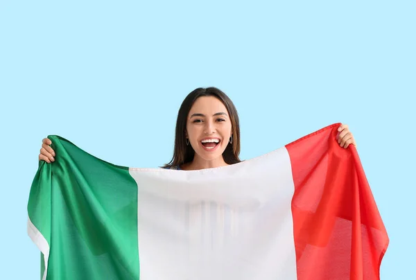 Νεαρή Γυναίκα Ιταλική Σημαία Στο Φόντο Χρώμα — Φωτογραφία Αρχείου