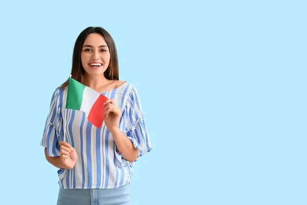 Mujer Joven Con Bandera Italiana Sobre Fondo Color — Foto de Stock