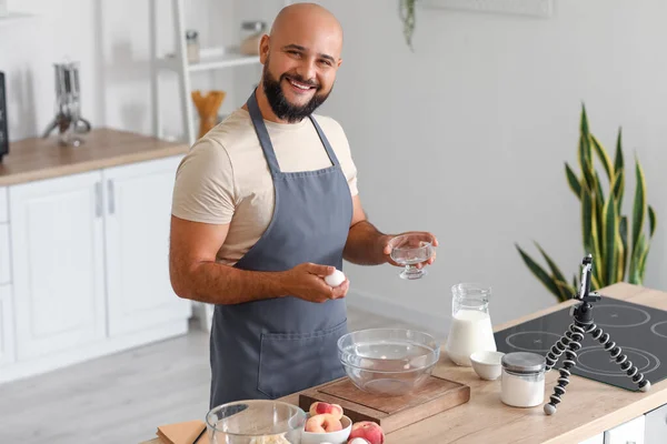 Handsome Man Cooking Video Tutorial Kitchen — Stock Photo, Image