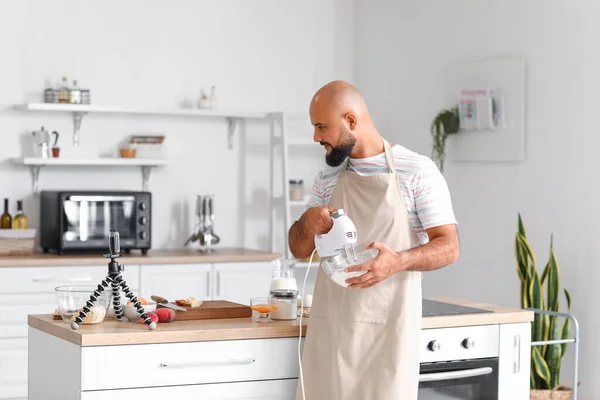Mutfakta Video Dersini Takip Ederken Yumurta Albümünü Mikserle Kırbaçlayan Yakışıklı — Stok fotoğraf