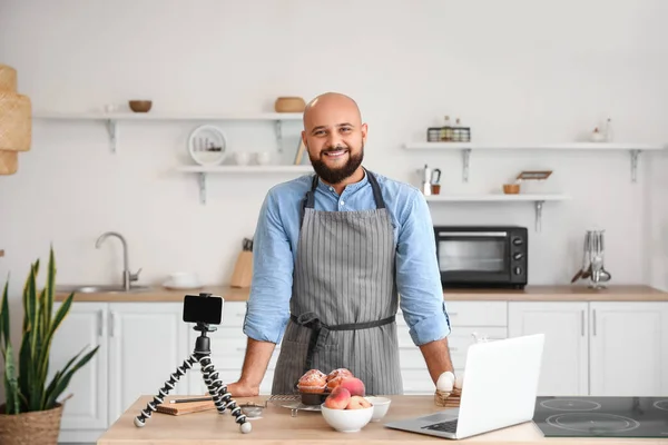 Mutfakta Şeftalili Kek Erkek Aşçı — Stok fotoğraf