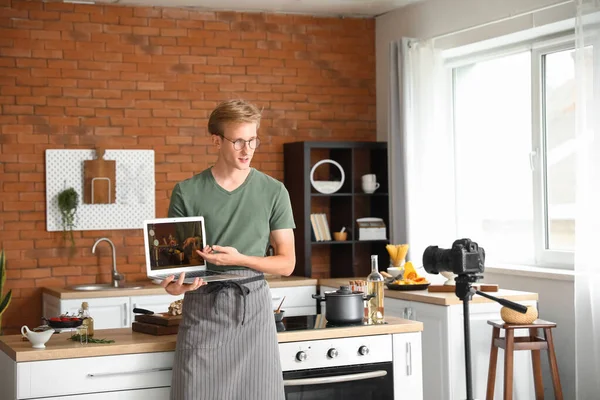 Bonito Jovem Com Laptop Gravação Cozinhar Vídeo Tutorial Cozinha — Fotografia de Stock