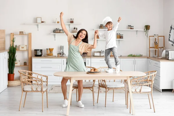 Mutlu Anne Oğul Mutfakta Dans Ediyor — Stok fotoğraf