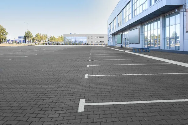 Leerer Parkplatz Der Nähe Des Supermarktes — Stockfoto