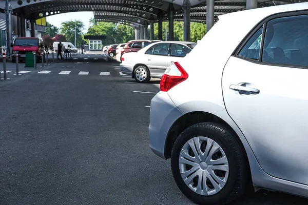 Автомобілі Припарковані Парковці Відкритому Повітрі — стокове фото