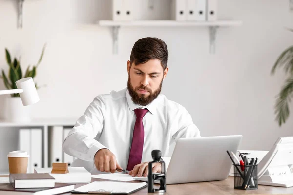 Homme Notaire Public Travaillant Dans Bureau — Photo