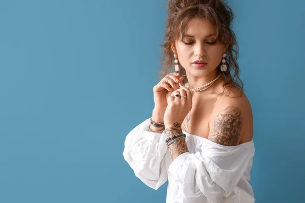 Vacker Tatuerad Kvinna Blå Bakgrund — Stockfoto
