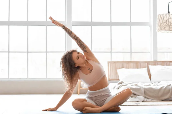 Mooie Getatoeëerde Vrouw Oefenen Yoga Ochtend — Stockfoto