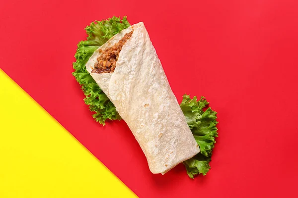 Renkli Arka Planda Lezzetli Burrito — Stok fotoğraf