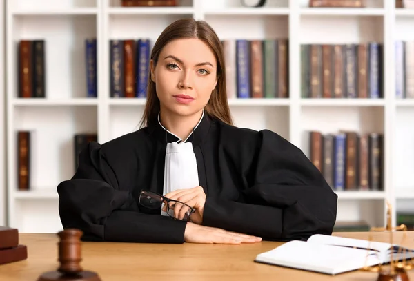Mahkeme Salonundaki Yerinde Kadın Yargıç — Stok fotoğraf