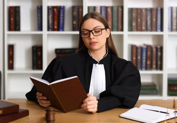 Женщина Судья Книгой Рабочем Месте Зале Суда — стоковое фото