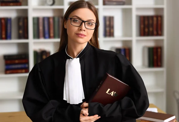 Mahkeme Salonunda Kitap Okuyan Kadın Yargıç — Stok fotoğraf